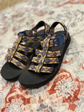 Nike Women's Navy and Gold Patterned Strap Sandals